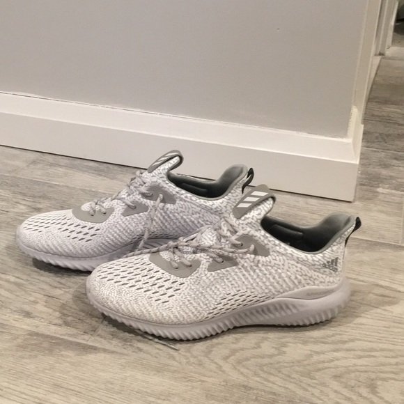 Adidas zapatos AlphaBounce blanco gris talla 85 nueva marca de poshmark Adidas zapatos AlphaBounce blanco gris talla 85 nueva marca de poshmark